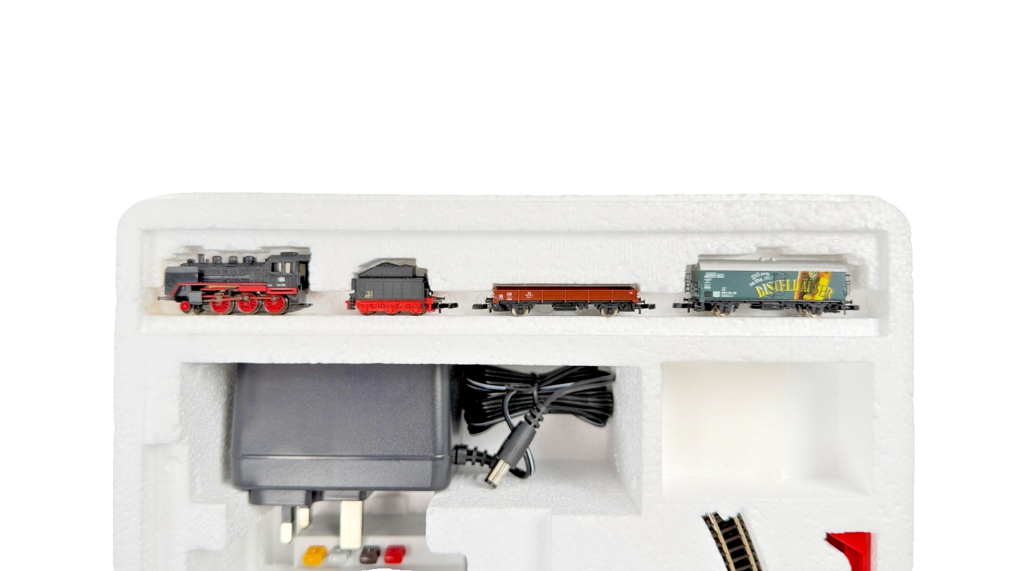 MARKLIN Z GAUGE 81560 - DB STARTER SET WITH LOCO & ROLLING STOCK COMPLETE