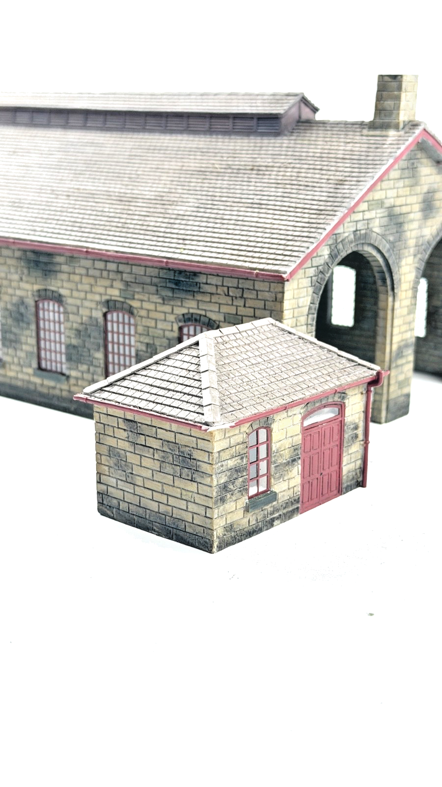 BACHMANN 00 GAUGE SCENECRAFT - 44-0157 - NER 2 ROAD ENGINE SHED - UNBOXED