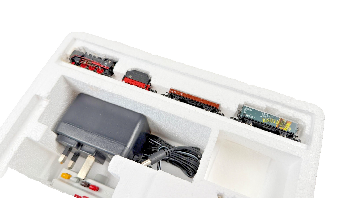 MARKLIN Z GAUGE 81560 - DB STARTER SET WITH LOCO & ROLLING STOCK COMPLETE