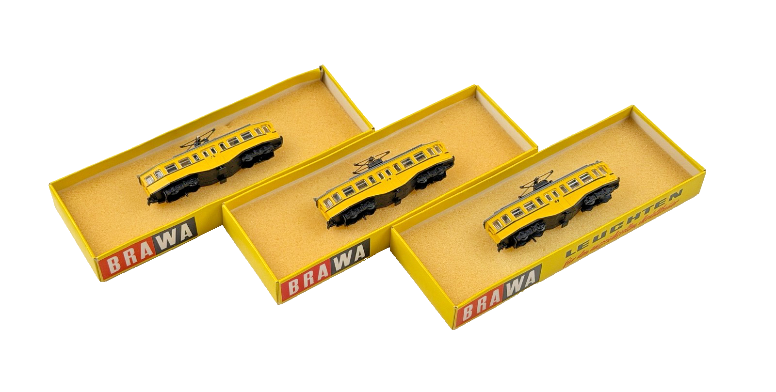 BRAWA N SCALE - 1125-1126 - 3 X STATIC NON MOTORISED TRAM TROLLEY CARS BOXED