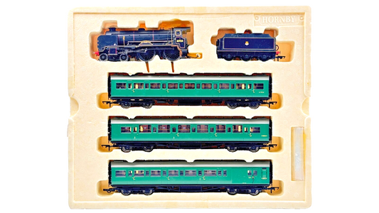 HORNBY 00 GAUGE - R2815 - SOUTHERN SUBURBAN 1957 TRAIN PACK HAILEYBURY & COACHES