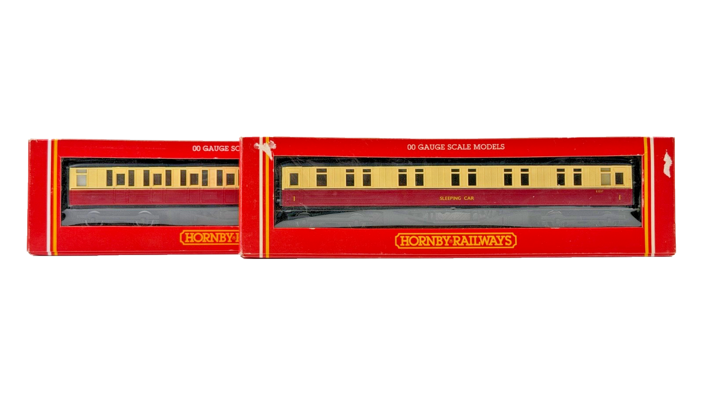 HORNBY 00 GAUGE - R409/R419 - PAIR OF BR EX LNER CRIMSON CREAM PASSENGER COACHES