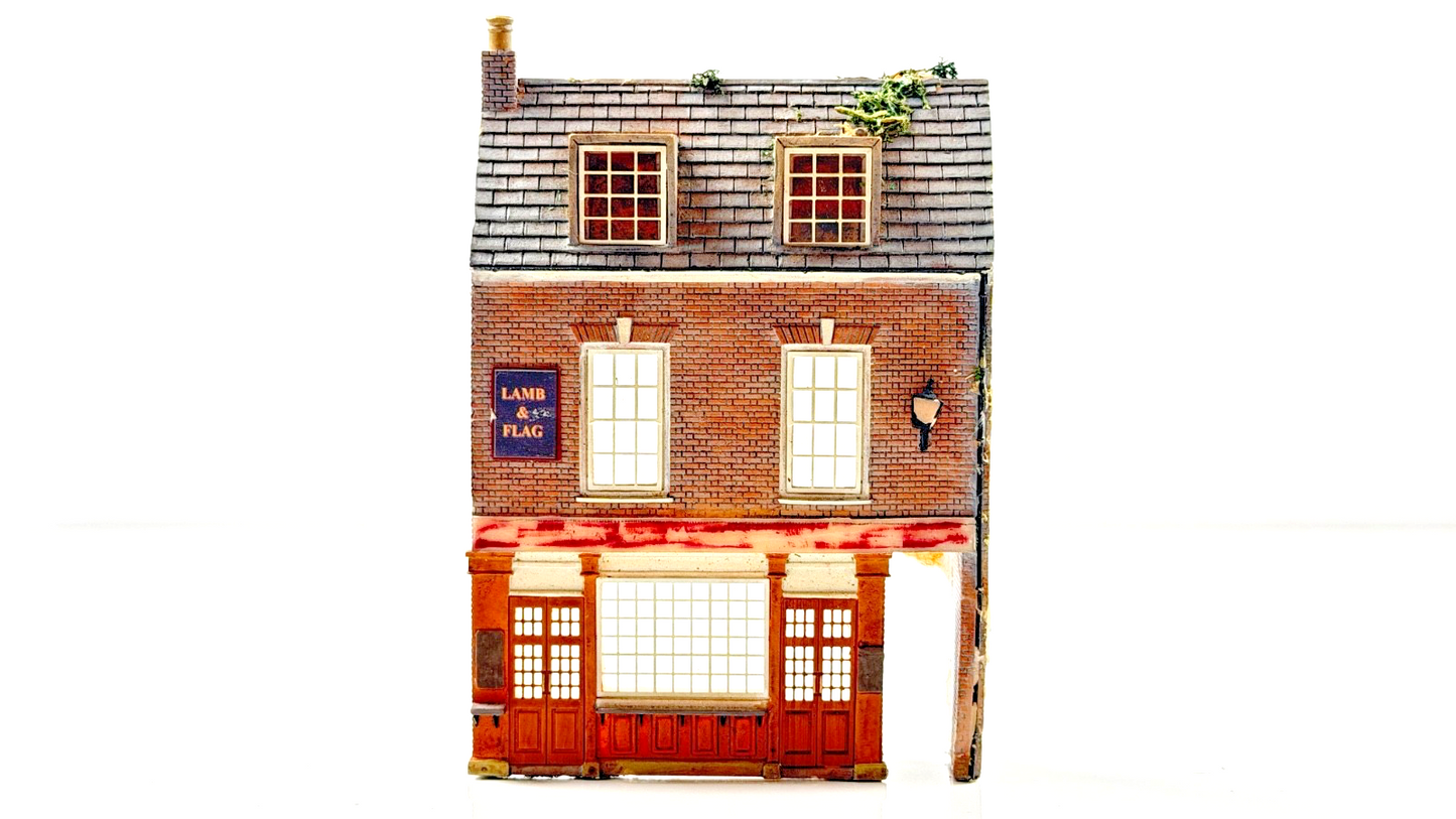 BACHMANN SCENECRAFT 00 GAUGE - 44-232 - LOW RELIEF LAMB & FLAG DERELICT PUB - UB