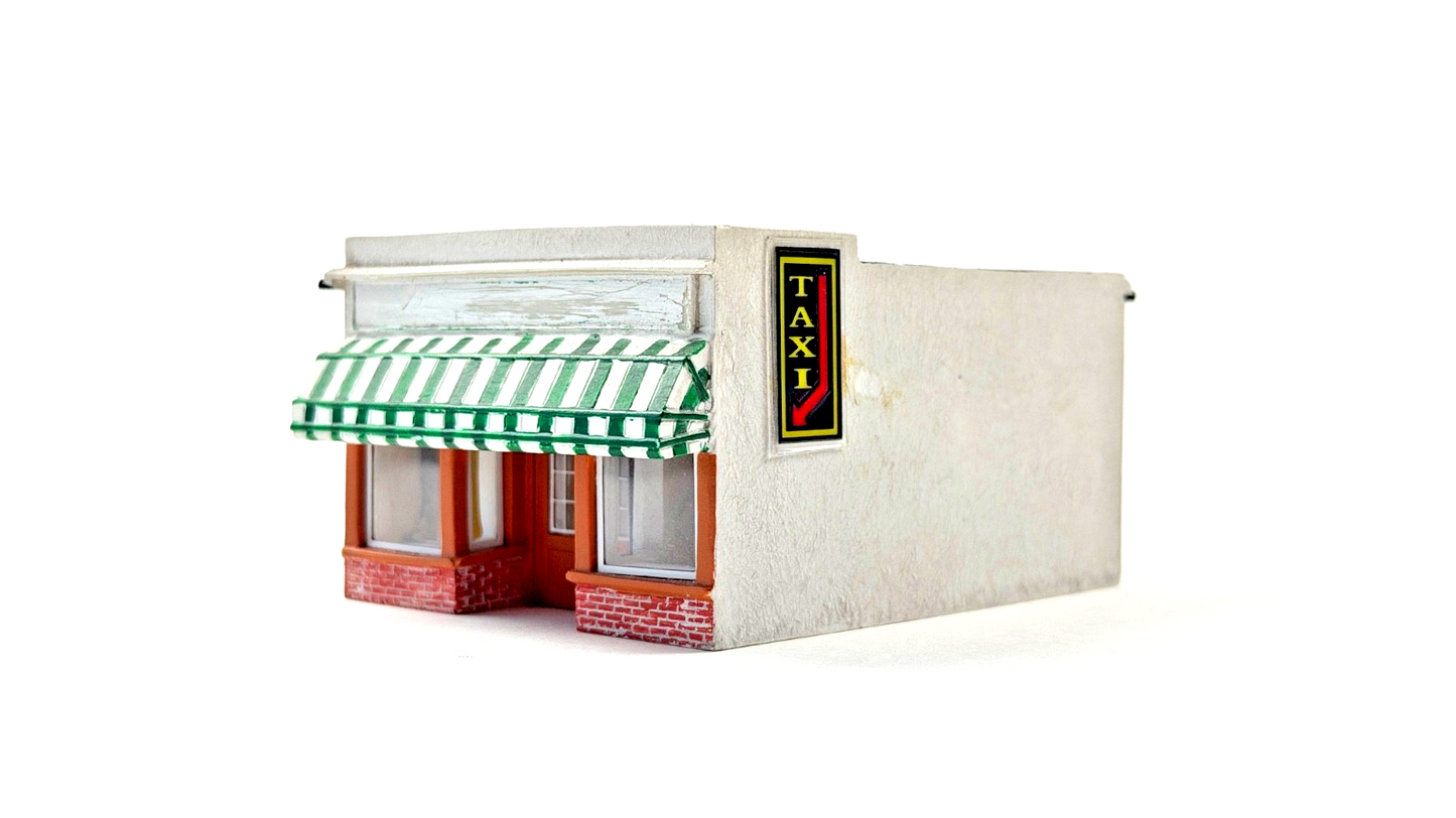 HORNBY 00 GAUGE SKALEDALE - R9710 - EX PET SHOP TURNED TAXI RANK (ILLUMINATED!)