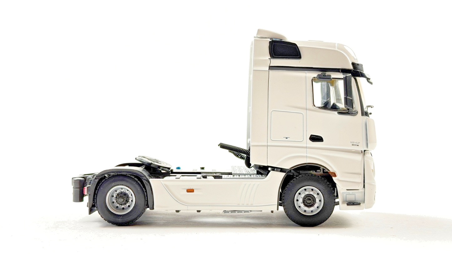 WSI 1/50 SCALE - 03-1134 - MERCEDES ACTROS MP4 4X2 PLAIN WHITE TRACTOR CAB BOXED