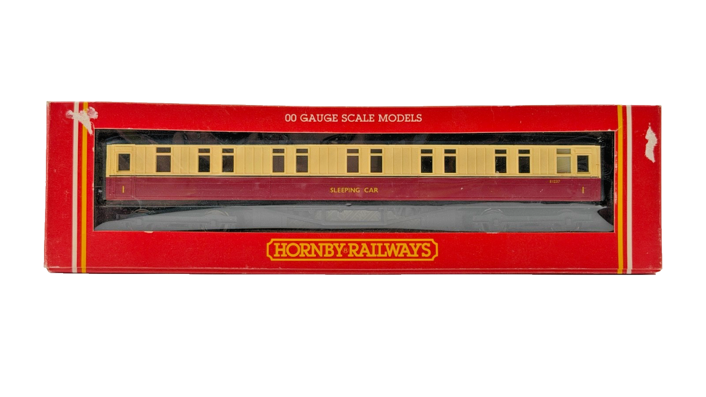 HORNBY 00 GAUGE - R409/R419 - PAIR OF BR EX LNER CRIMSON CREAM PASSENGER COACHES