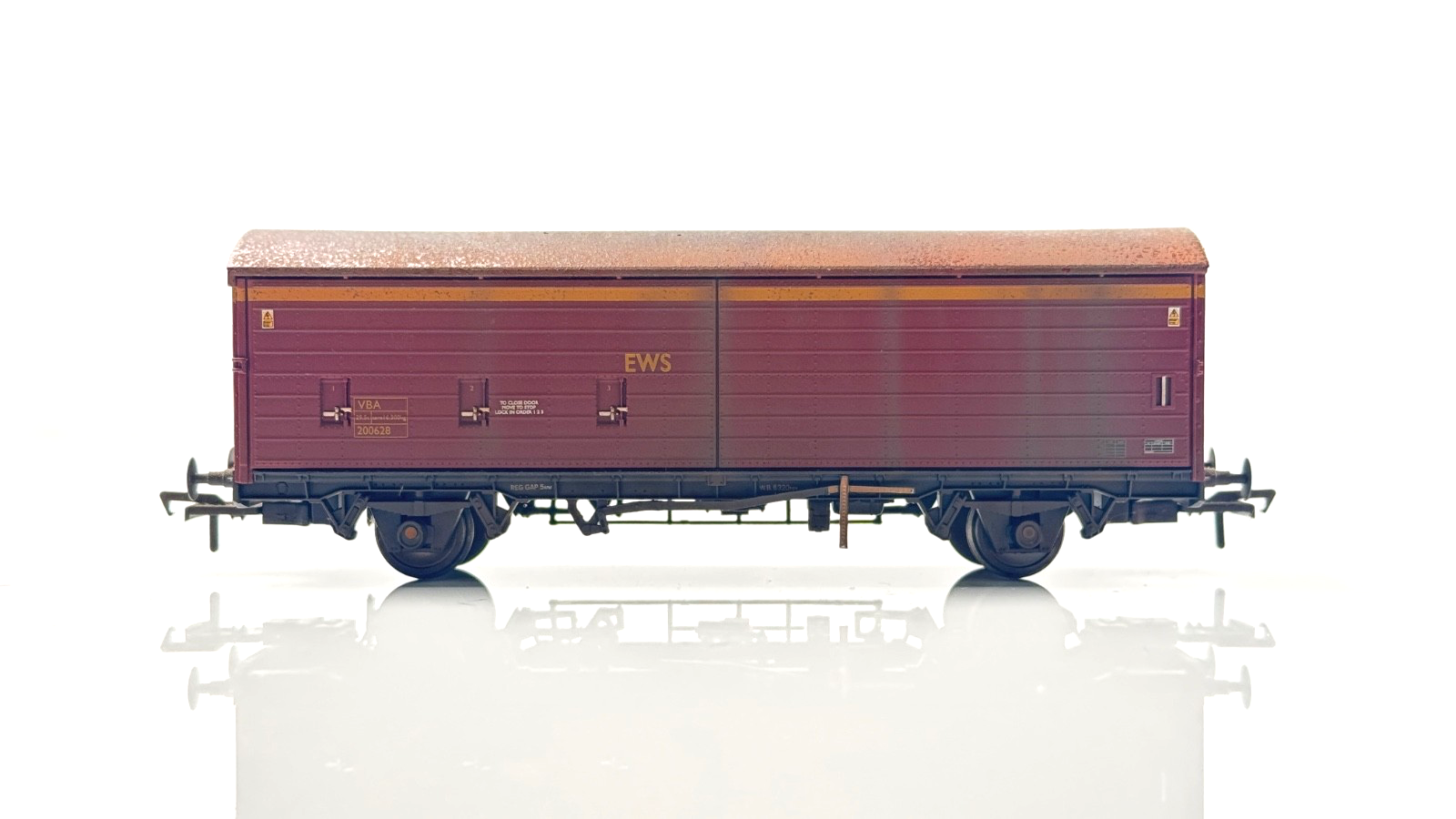BACHMANN 00 GAUGE - 38-125A - 35 TON VBA SLIDING DOOR BOX VAN EWS TMC WEATHERED