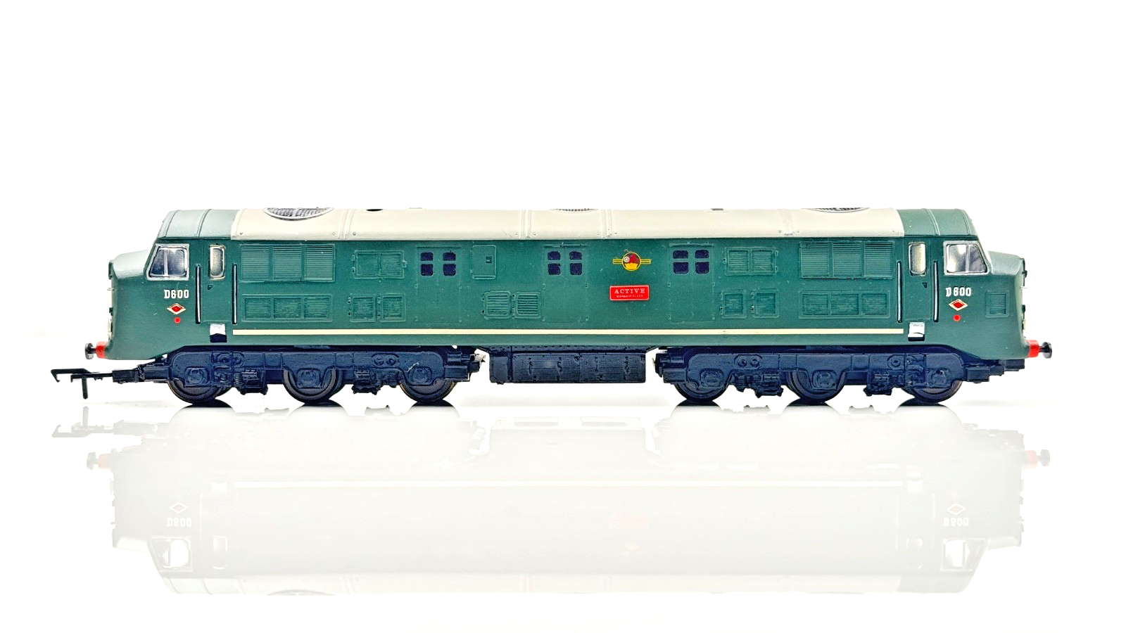 SILVER FOX 00 GAUGE - CLASS 41 DIESEL WARSHIP D600 'ACTIVE' BR GREEN - BOXED