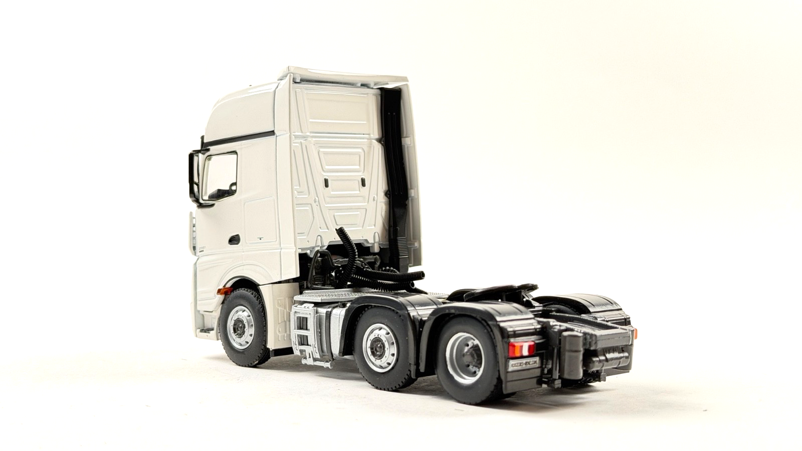 WSI 1/50 SCALE - 03-1135 - MERCEDES MP4 GIGA 6X2 PLAIN WHITE TRACTOR CAB BOXED