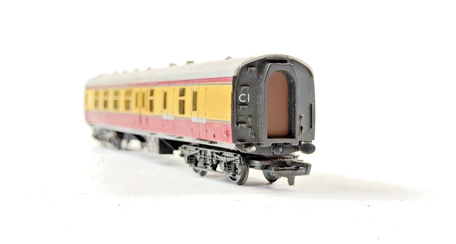 MAINLINE 00 GAUGE - BR CRIMSON CREAM BSK BRAKE SECOND COACH W34820 UNBOXED