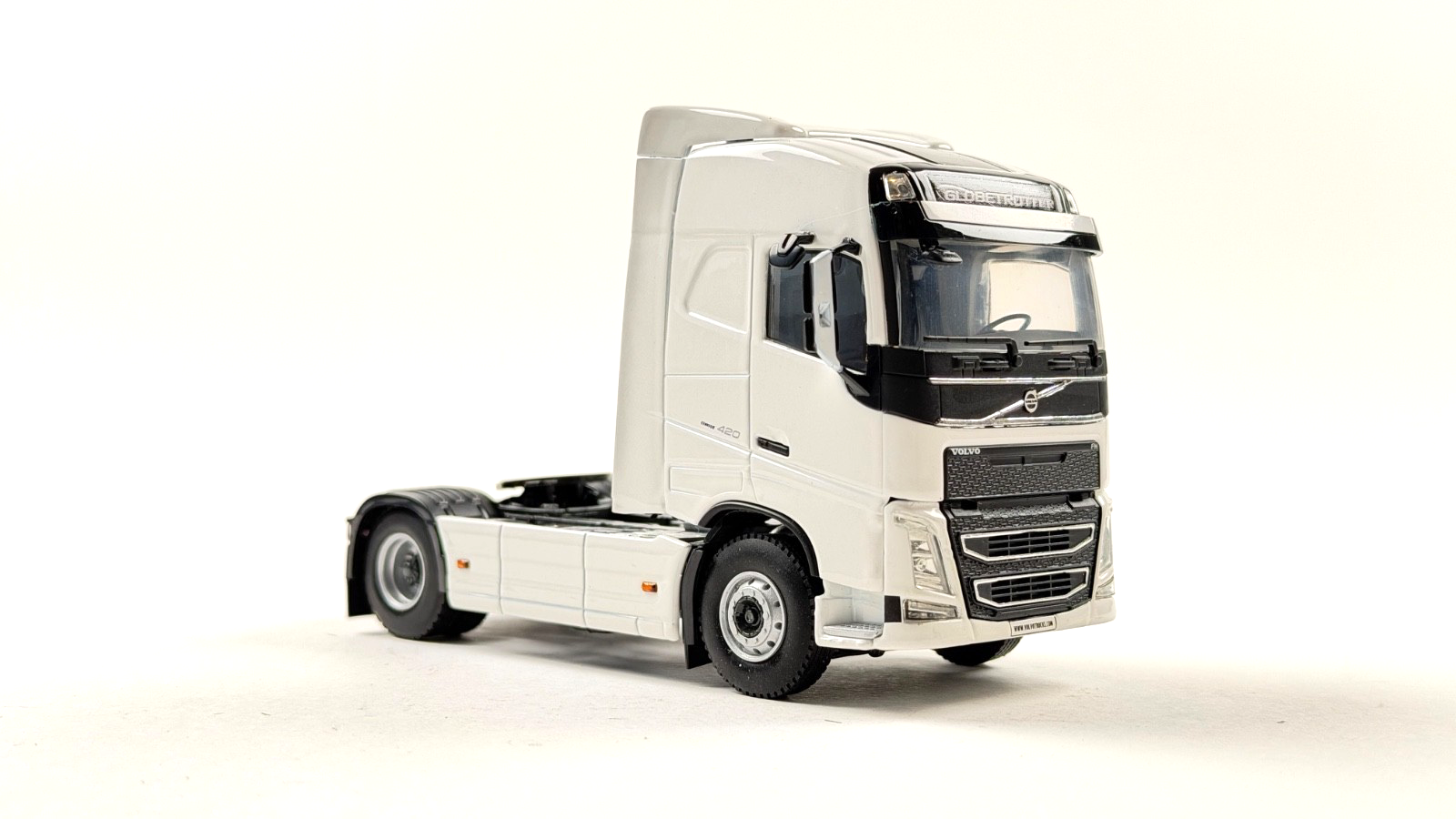 WSI 1/50 SCALE - 03-1136 - VOLVO FH4 GLOB. 4X2 PLAIN WHITE TRACTOR CAB BOXED