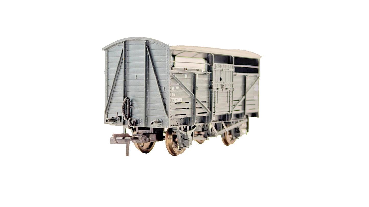 BACHMANN 00 GAUGE - 37-711 - 8T GW GREAT WESTERN CATTLE WAGON - IMPERFECT