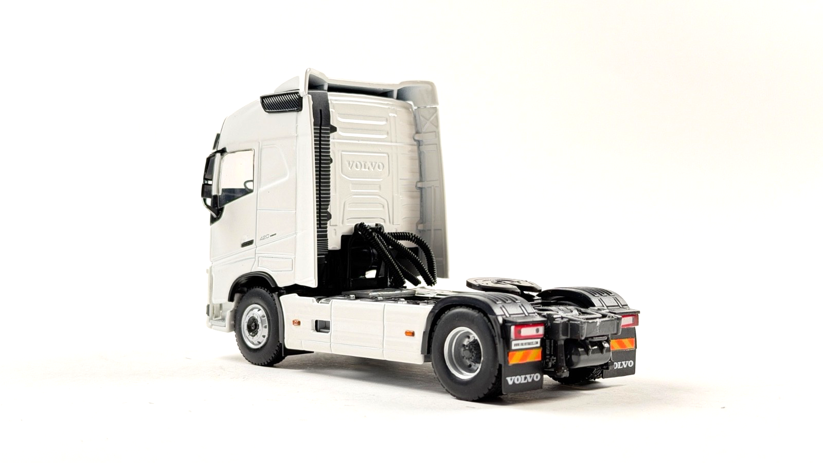 WSI 1/50 SCALE - 03-1136 - VOLVO FH4 GLOB. 4X2 PLAIN WHITE TRACTOR CAB BOXED