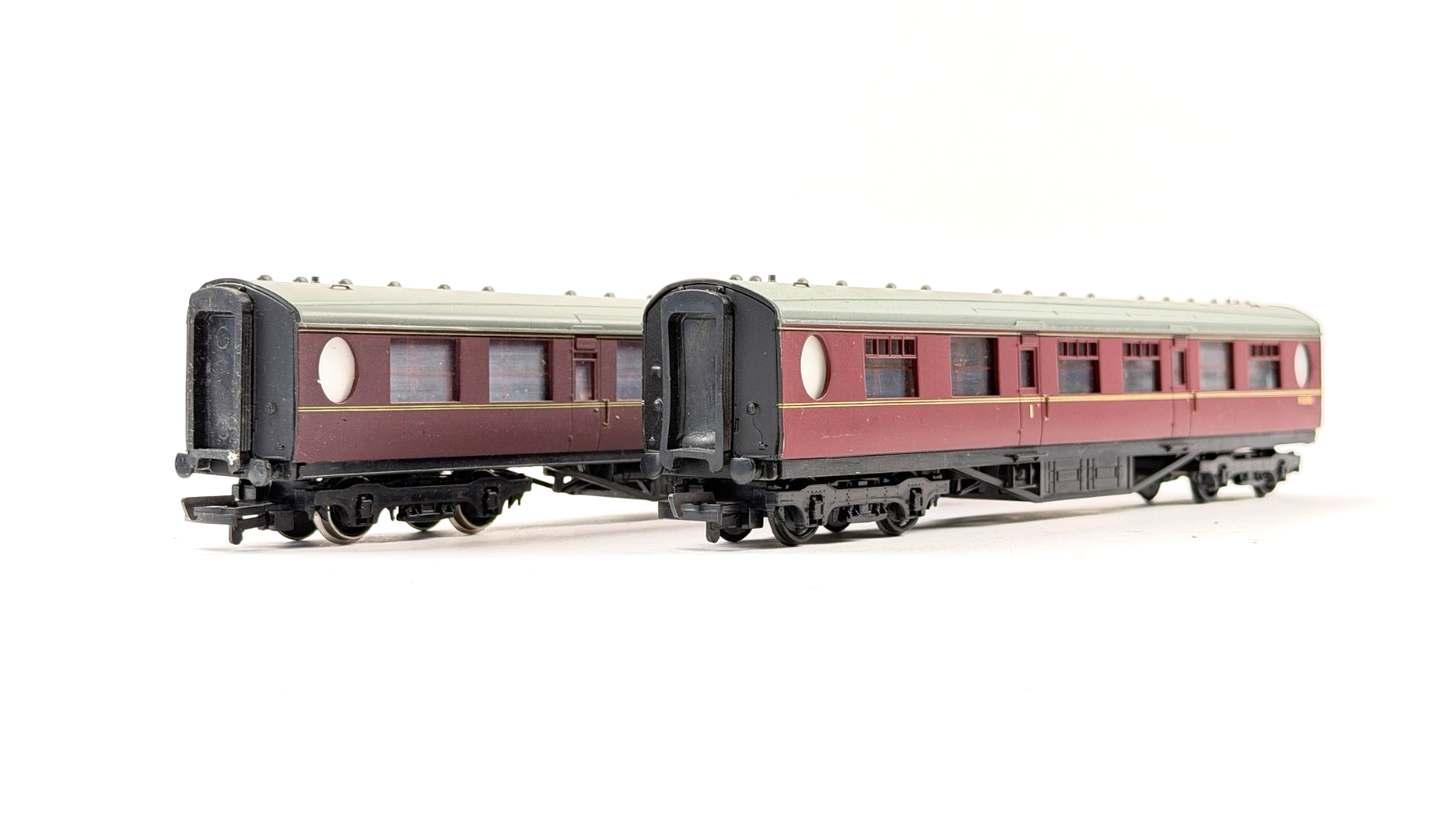 BACHMANN 00 GAUGE - RAKE OF 2 BR MAROON THOMPSON PASSENGER COACHES UNBOXED