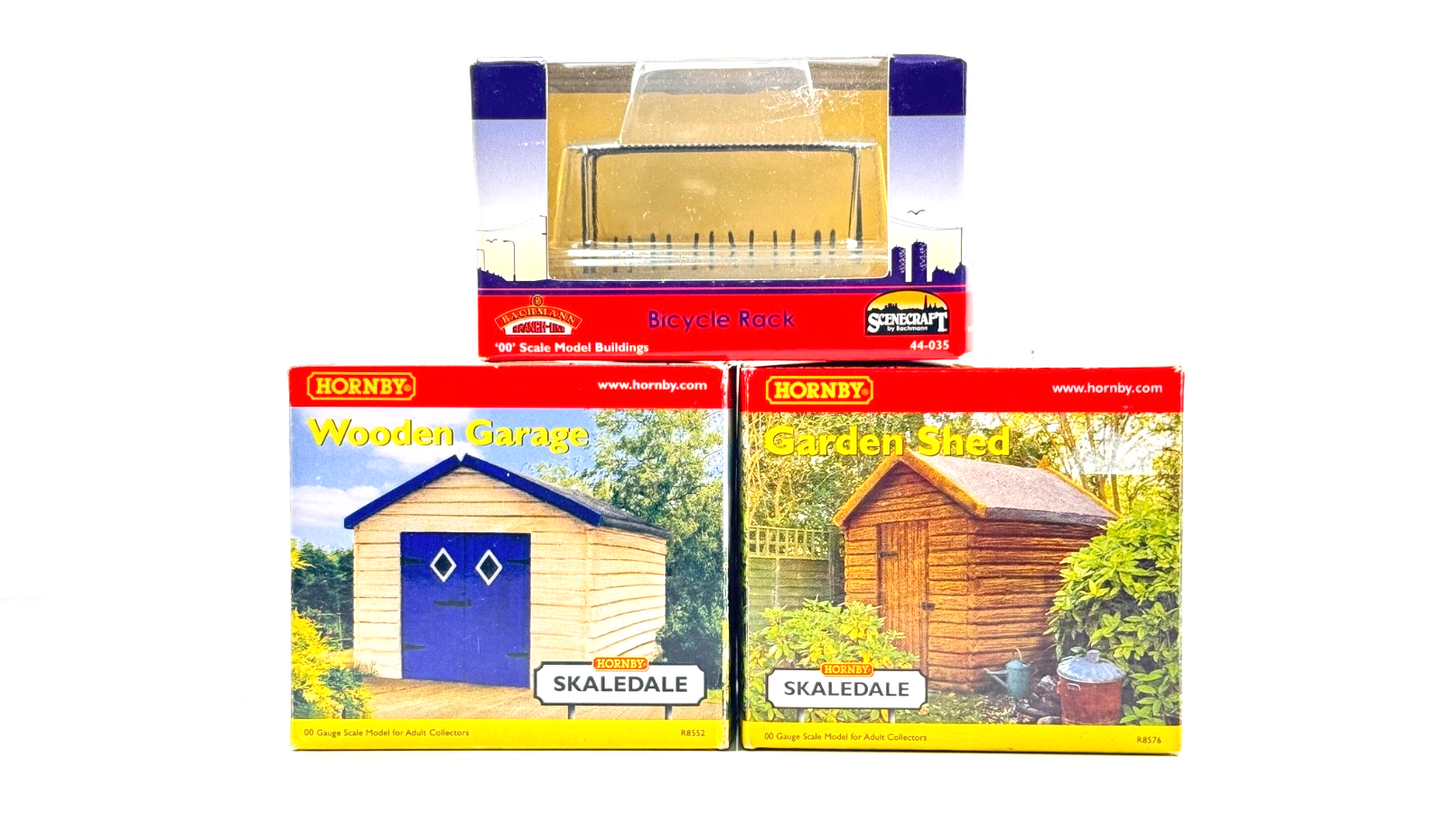 HORNBY 00 GAUGE SKALEDALE - R8552/R8576/44-035 - BICYCLE RACK WOODEN GARAGE SHED