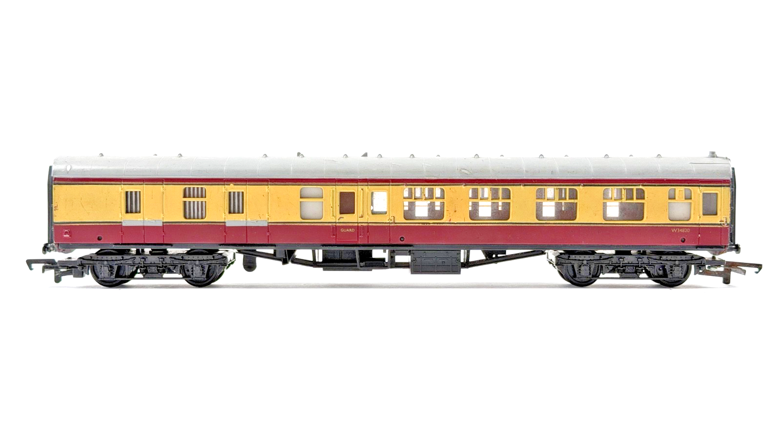 MAINLINE 00 GAUGE - BR CRIMSON CREAM BSK BRAKE SECOND COACH W34820 UNBOXED